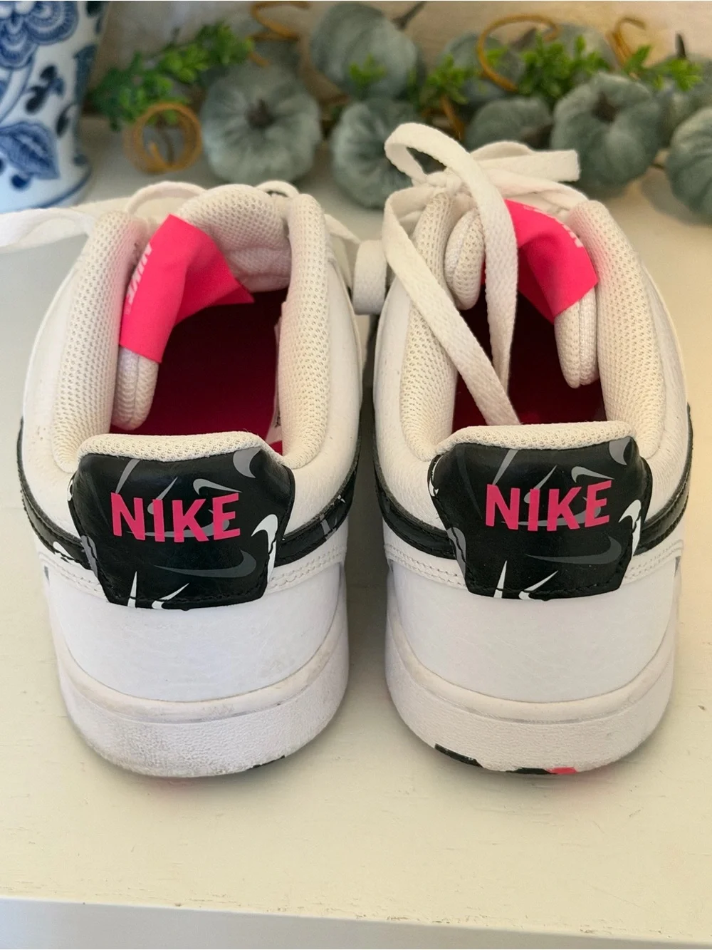 Womens Nike White Low-Top Sneakers w/Black Patterned Swoosh Pink Tongue Size 9